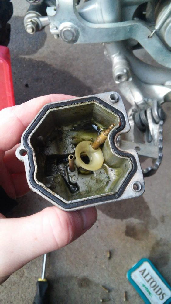 Dirt bike won't start because of dirty carb and jets