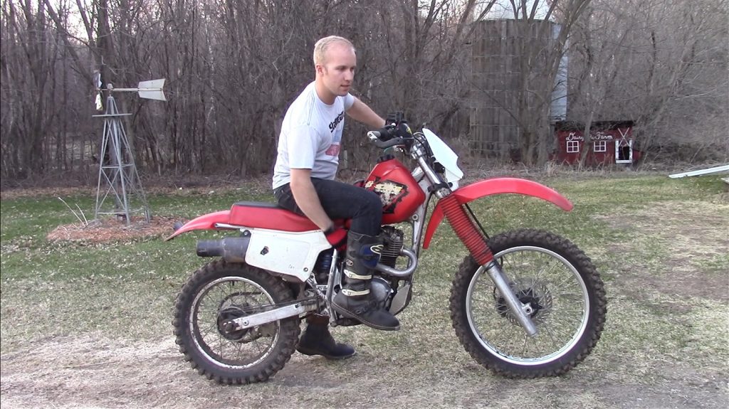 Kick starting a 2002 Honda XR200 carburetor dirt bike