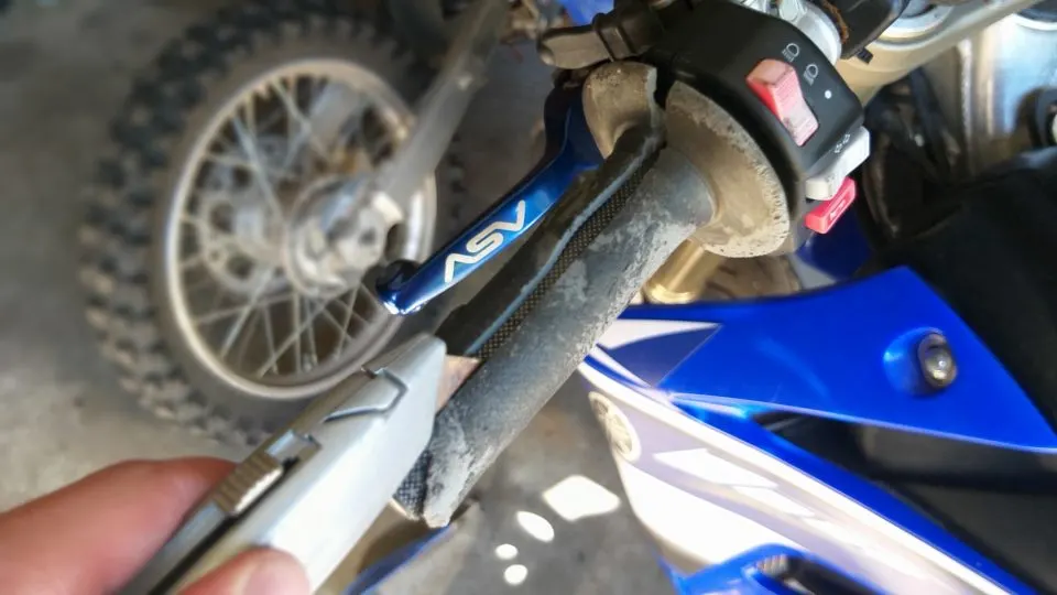 20200728 161356 How To Install Dirt Bike Grips With Bark Busters