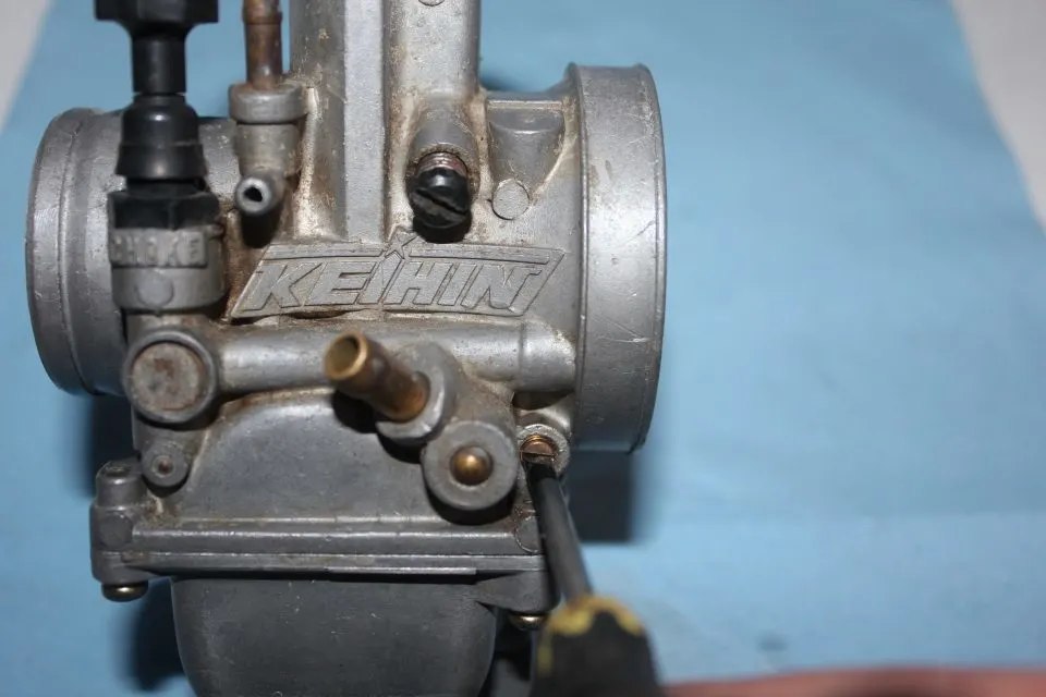 adjusting the air screw on a 2 stroke dirt bike carb