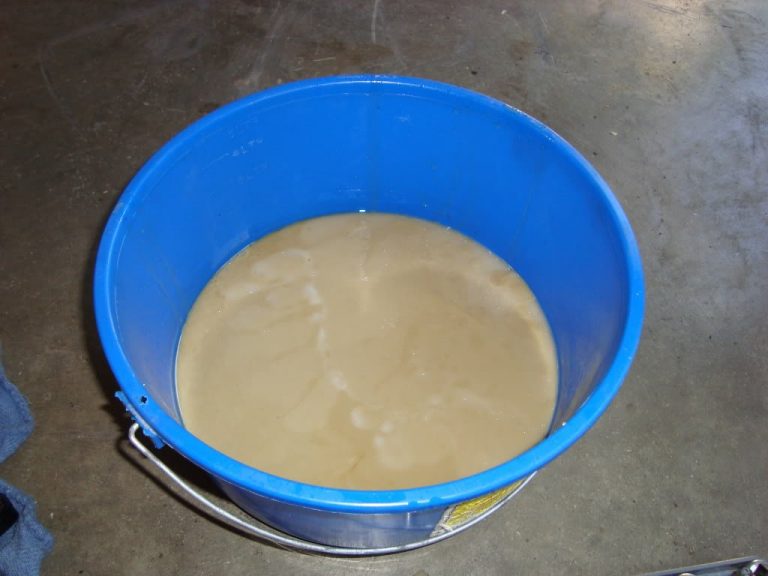 Hydraulic Oil Milky Color