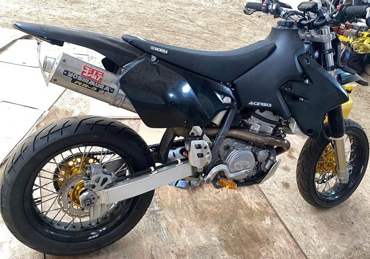 2002 Suzuki DRZ400 with a complete Yoshimura exhaust system