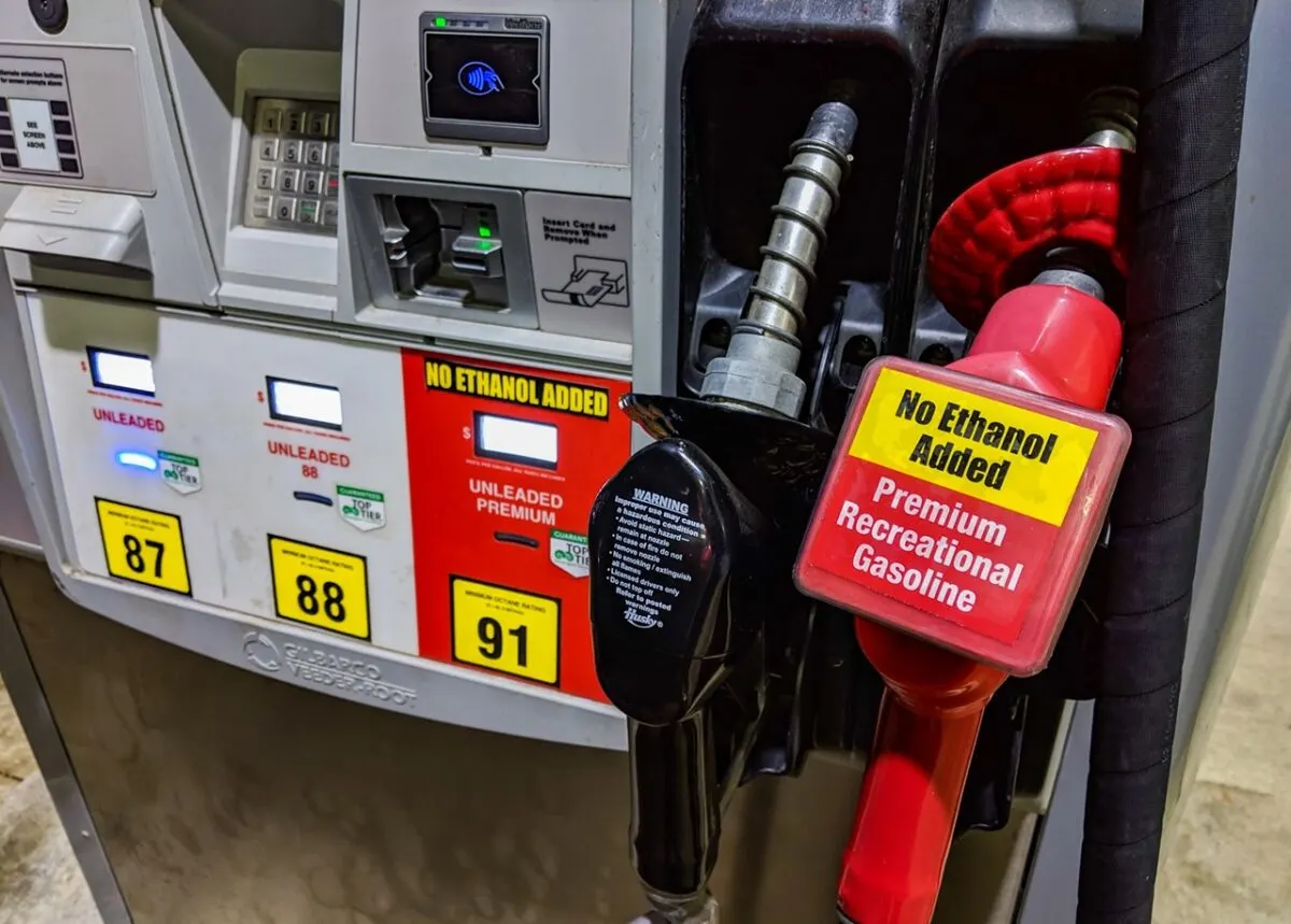 91 octaan Geen ethanol toegevoegd Premium pompgas Racebrandstof of pompgas in uw crossmotor (waarheid versus leugens)